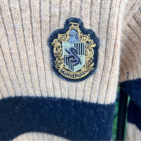 Universal Studios Hufflepuff Quidditch Adult Sweater Harry Potter - Picture 2 of 6